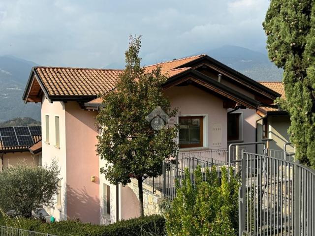 Villetta bifamiliare in vendita di 162 m² in Via Roccolo, 9