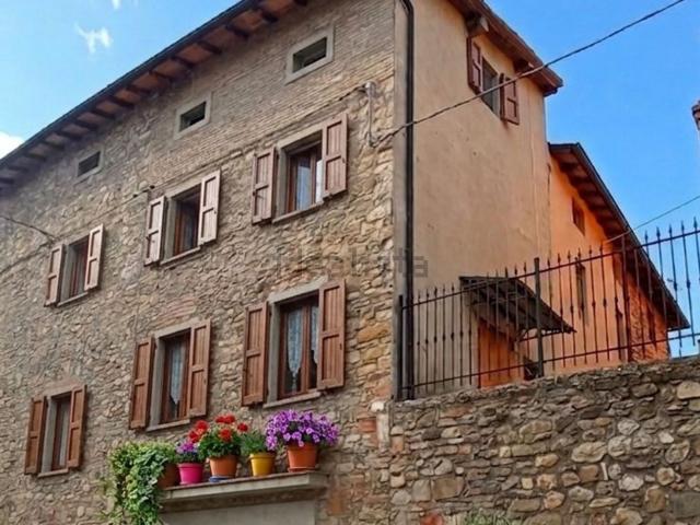 Villetta bifamiliare in vendita di 167 m² in Via Val d&apos Enza Sud, 29