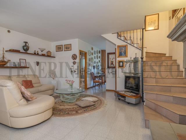 Villetta bifamiliare in vendita di 164 m² in Via Veurey Voroize
