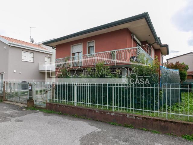 Villetta bifamiliare in vendita di 164 m² in Via Enrico Toti