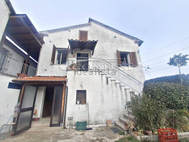 Villetta bifamiliare in vendita di 165 m² in Strada Ponte Pattoli Ponte Resina, 121