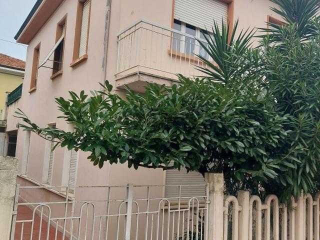 Villetta bifamiliare in vendita di 165 m² in Via Corrado Valentini