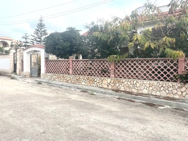 Villetta bifamiliare in vendita di 165 m² in Via dei Garofani, 5