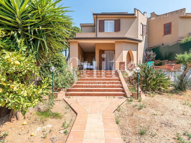 Villetta bifamiliare in vendita di 165 m² in Via dei Greci