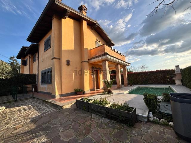 Villetta bifamiliare in vendita di 165 m² in Via delle Mimose