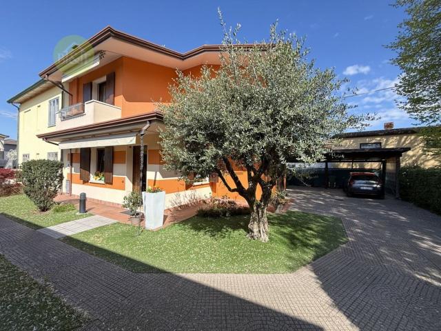 Villetta bifamiliare in vendita di 165 m² in Via F.Bonvicini, 33