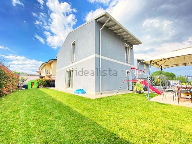 Villetta bifamiliare in vendita di 165 m² in Via Giuseppe Garibaldi, 52