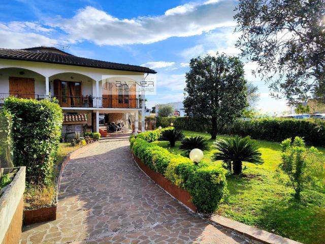 Villetta bifamiliare in vendita di 165 m² in Via Nannoni, 59