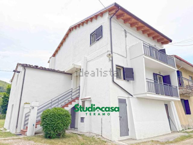 Villetta bifamiliare in vendita di 165 m² in Via Piane, 29