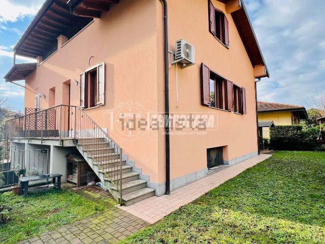 Villetta bifamiliare in vendita di 166 m² in Via della Resistenza, 2