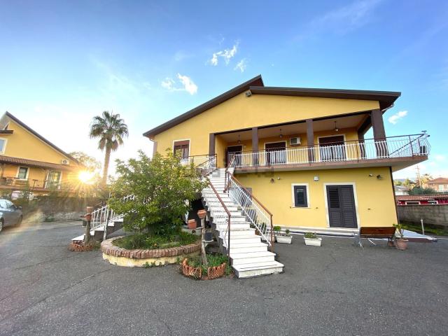 Villetta bifamiliare in vendita di 166 m² in Via delle Ginestre