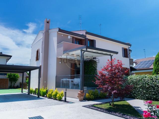 Villetta bifamiliare in vendita di 166 m² in Via Donatello, 3