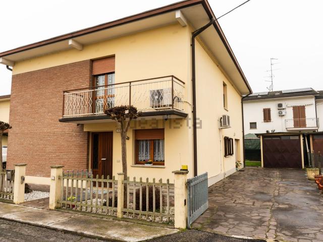Villetta bifamiliare in vendita di 168 m² in Via Galli