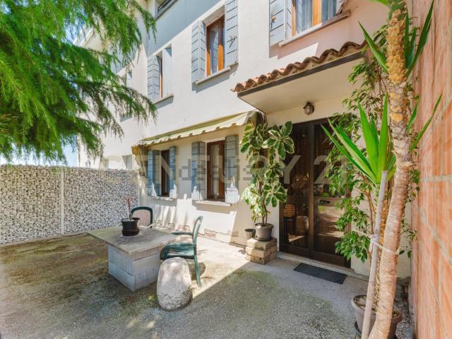 Villetta bifamiliare in vendita di 173 m² in Via Fratelli Cervi, 27