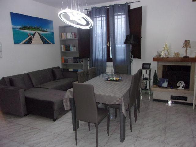 Villetta bifamiliare in vendita di 170 m² in Piazza Secondo Valentini, 414