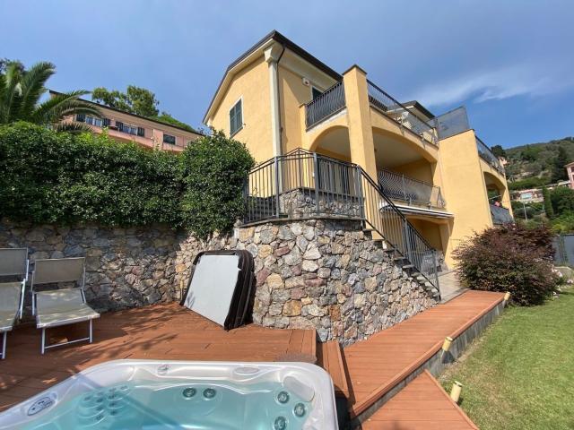 Villetta bifamiliare in vendita di 170 m² in Salita A. Canata, 37