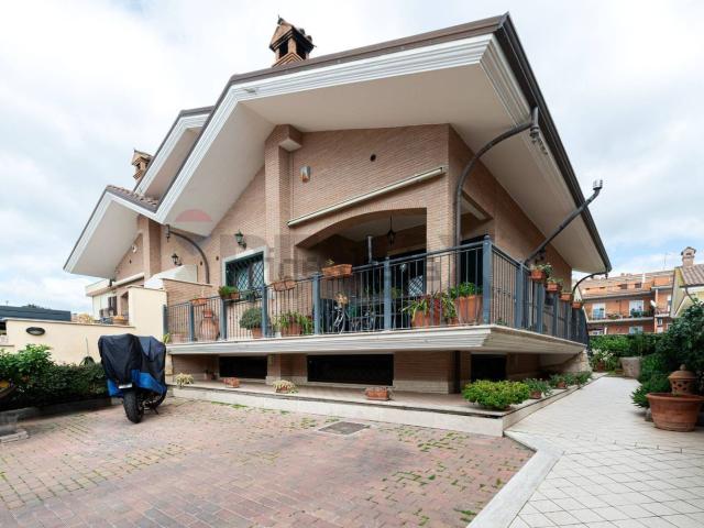 Villetta bifamiliare in vendita di 170 m² in Via Adolfo Tommasi