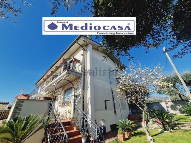 Villetta bifamiliare in vendita di 170 m² in Via ALBALONGA, 1