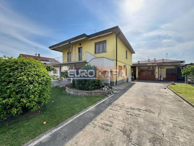 Villetta bifamiliare in vendita di 170 m² in Via Bastone