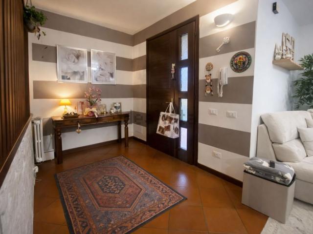 Villetta bifamiliare in vendita di 170 m² in Via Bassa Iº