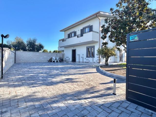 Villetta bifamiliare in vendita di 170 m² in Via Costa Rotonda, 61