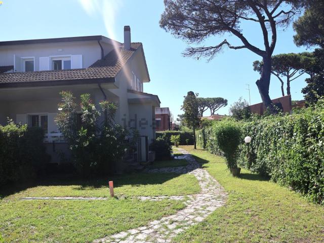 Villetta bifamiliare in vendita di 170 m² in Via dei Garofani, 6