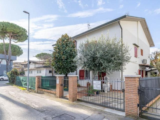 Villetta bifamiliare in vendita di 170 m² in Via dei Fiordalisi, 1