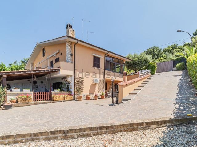 Villetta bifamiliare in vendita di 170 m² in Via delle Ginestre, 10