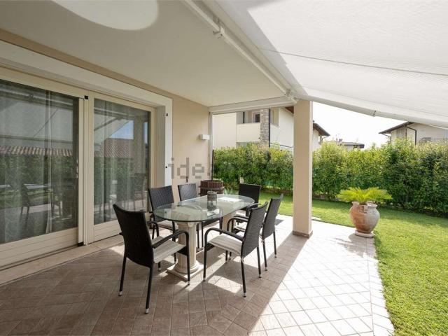 Villetta bifamiliare in vendita di 170 m² in Via delle Noveglie