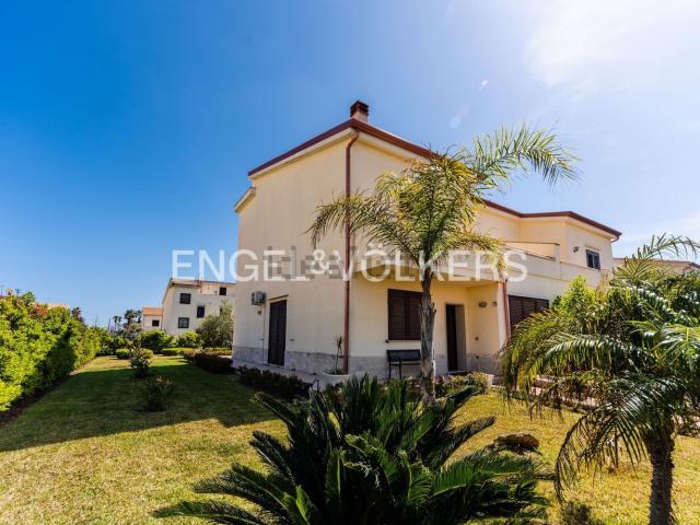 Villetta bifamiliare in vendita di 170 m² in Via dello Sparviero, 6