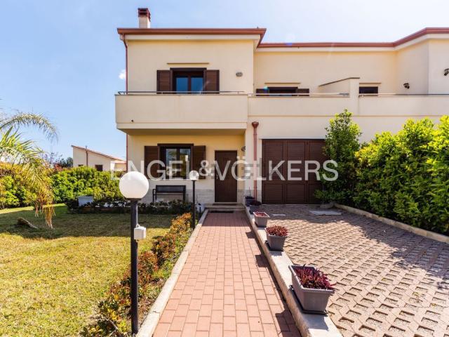 Villetta bifamiliare in vendita di 170 m² in Via dello Sparviero, 6