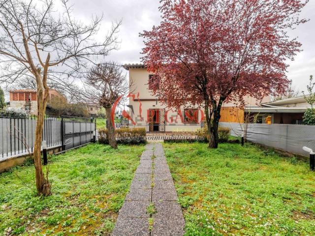 Villetta bifamiliare in vendita di 170 m² in Via Fattoria