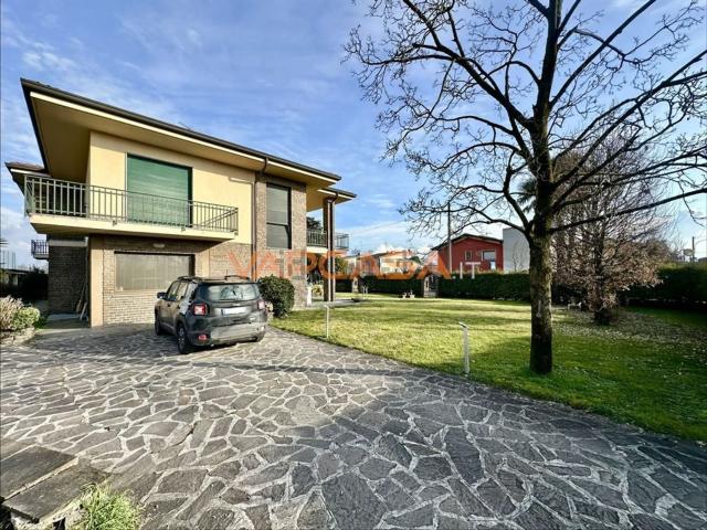Villetta bifamiliare in vendita di 170 m² in Via Fosse Ardeatine