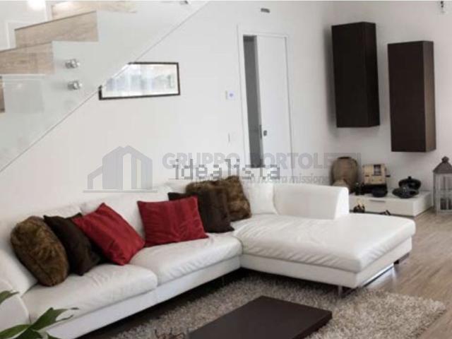 Villetta bifamiliare in vendita di 170 m² in Via Giarre