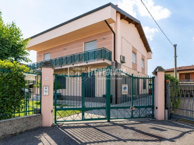 Villetta bifamiliare in vendita di 170 m² in Via Lecco, 11