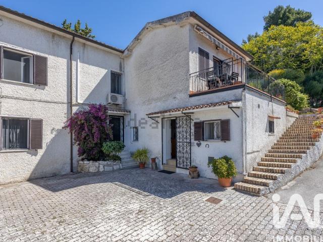 Villetta bifamiliare in vendita di 170 m² in Via Monte Conero, 60