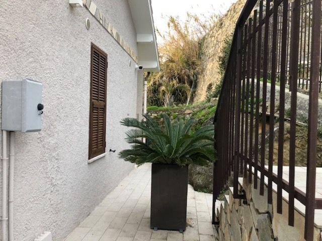 Villetta bifamiliare in vendita di 170 m² in Via Mortola Superiore