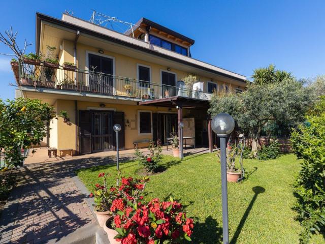 Villetta bifamiliare in vendita di 170 m² in Via Spiaggia, 347
