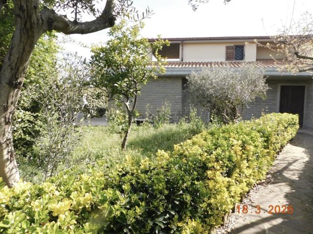 Villetta bifamiliare in vendita di 170 m² in Viale Umberto Giordano