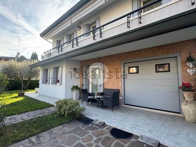 Villetta bifamiliare in vendita di 171 m² in Via Artiglieri D&apos Italia