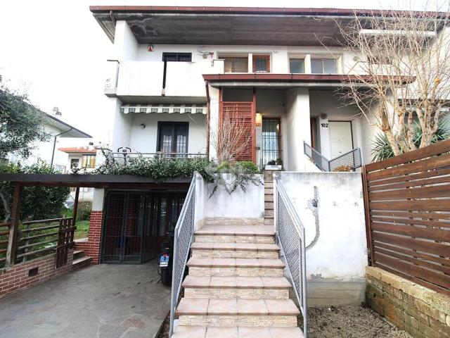 Villetta bifamiliare in vendita di 171 m² in Via delle Ginestre, 108