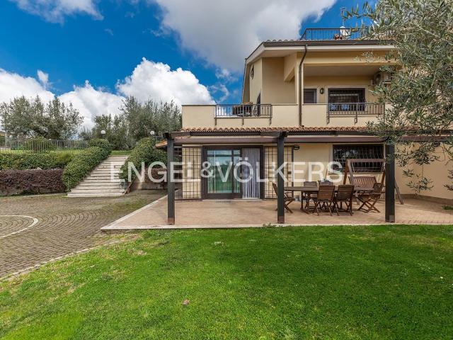 Villetta bifamiliare in vendita di 172 m² in Via Antonino Pio