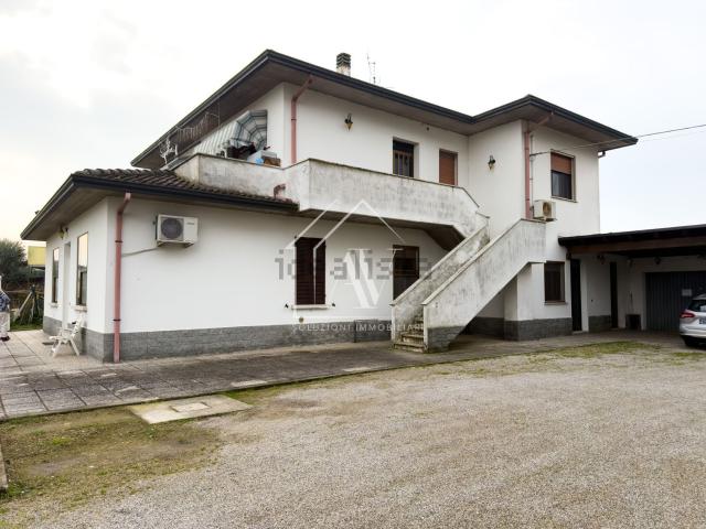 Villetta bifamiliare in vendita di 172 m² in Via Manfredonia, 40