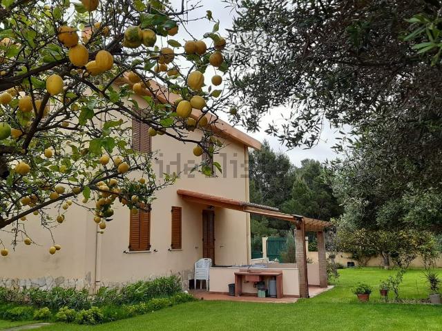 Villetta bifamiliare in vendita di 174 m² in Via Valenzia