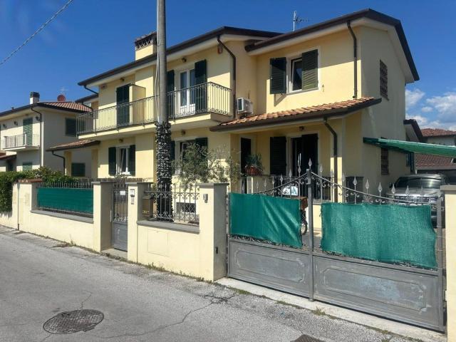 Villetta bifamiliare in vendita di 174 m² in Via Macchia Monteggiorini