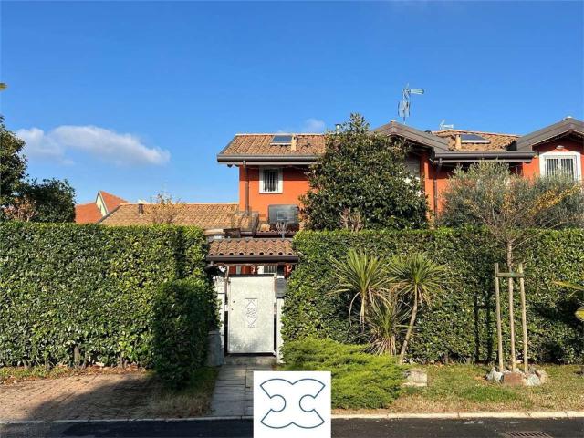 Villetta bifamiliare in vendita di 175 m² in Via Unità D&apos Italia, 50