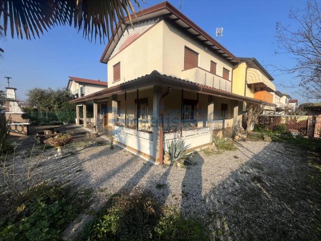 Villetta bifamiliare in vendita di 175 m² in Via A. Luciani, 5