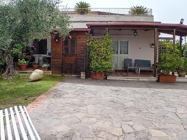 Villetta bifamiliare in vendita di 175 m² in Via Cerere Navicella, 36