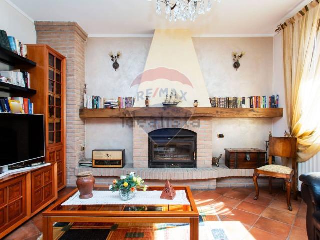 Villetta bifamiliare in vendita di 175 m² in Via Contardo Ferrini, 75