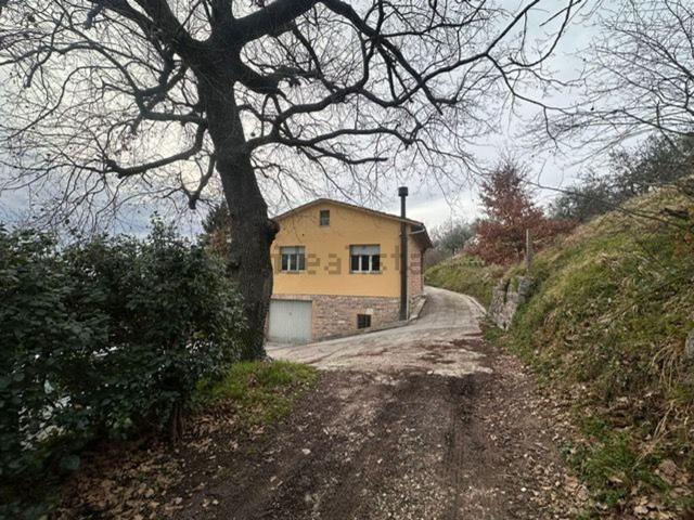 Villetta bifamiliare in vendita di 175 m² in Via Giovanni Papini